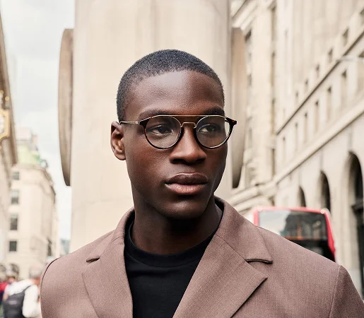 Homme portant des lunettes en ville