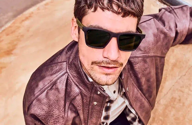 Homme portant des lunettes de soleil